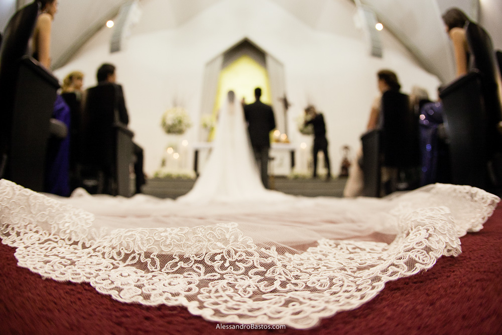 véu da noiva em detalhe nas fotos do casamento em bh na igreja nossa senhora rainha em belo horizonte e a festa para fotografia dos noivos no jardim canada eventos para o fotografo e ele parece ser feito com uma renda fina