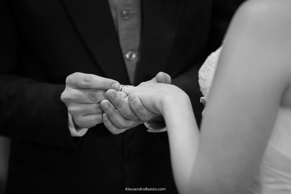 colocando a aliança está o noivo nas fotos do casamento em bh na igreja nossa senhora rainha em belo horizonte e a festa para fotografia dos noivos no jardim canada eventos para o fotografo e uma foto em preto e branco e linda