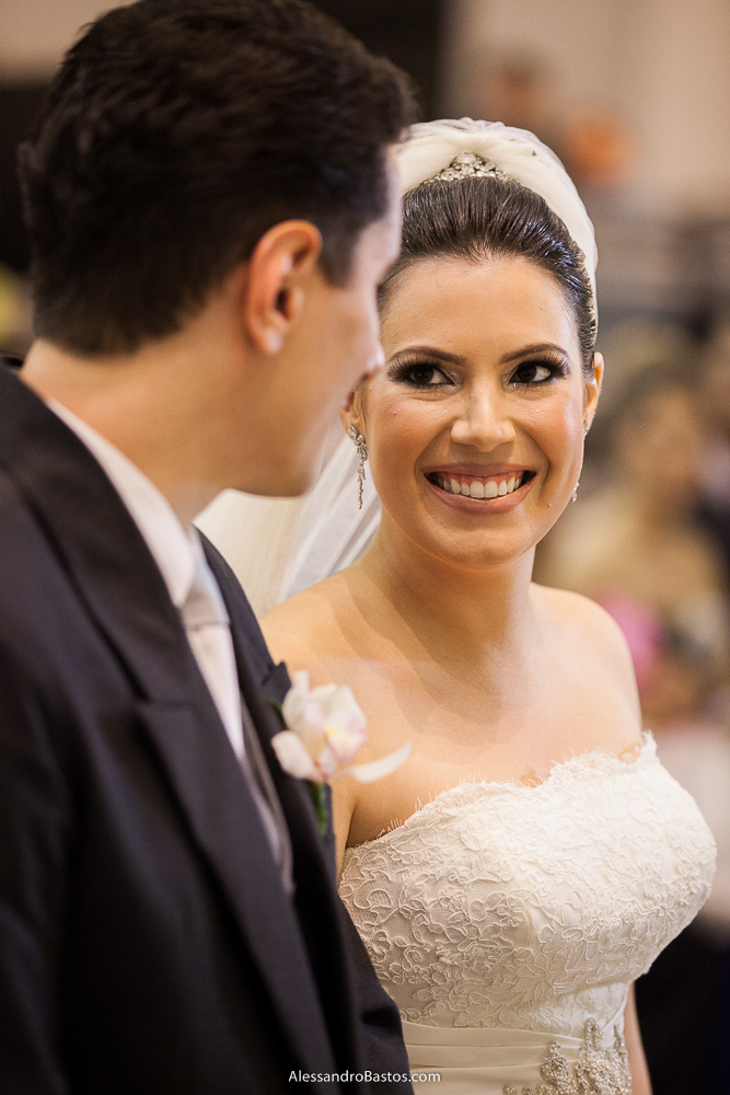 troca de olhares nas fotos do casamento em bh na igreja nossa senhora rainha em belo horizonte e a festa para fotografia dos noivos no jardim canada eventos para o fotografo e a noiva está feliz e maravilhada