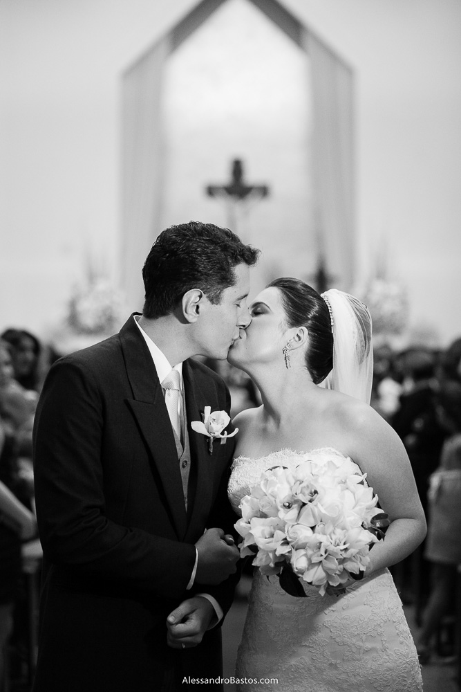 finalmente um beijo nas fotos do casamento em bh na igreja nossa senhora rainha em belo horizonte e a festa para fotografia dos noivos no jardim canada eventos para o fotografo e ficam observando os convidados