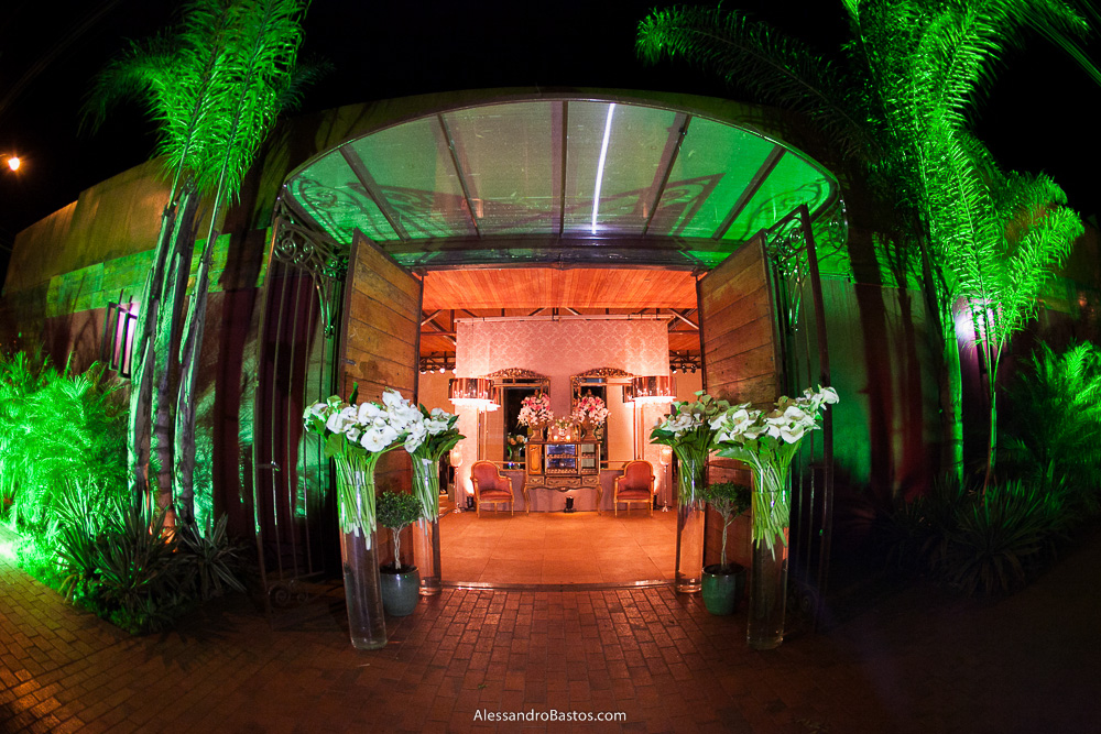 porta do salão nas fotos do casamento em bh no jardim canada eventos em belo horizonte e a festa para fotografia dos noivos no jardim canada eventos para o fotografo e arvores com efeito da luz hqi verde