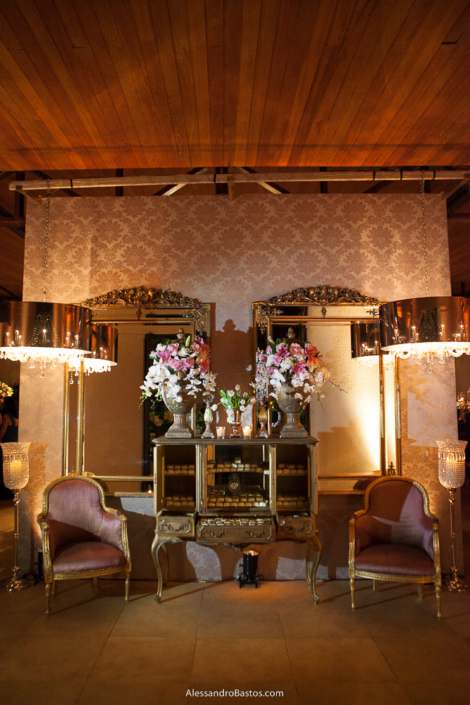 móveis de época nas fotos do casamento em bh no jardim canada eventos em belo horizonte e a festa para fotografia dos noivos no jardim canada eventos para o fotografo e muitos belos abajures