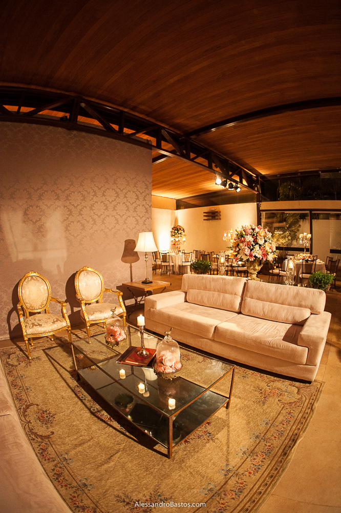 dourado da decoração nas fotos do casamento em bh no jardim canada eventos em belo horizonte e a festa para fotografia dos noivos no jardim canada eventos para o fotografo e o fundo com uma parede falsa