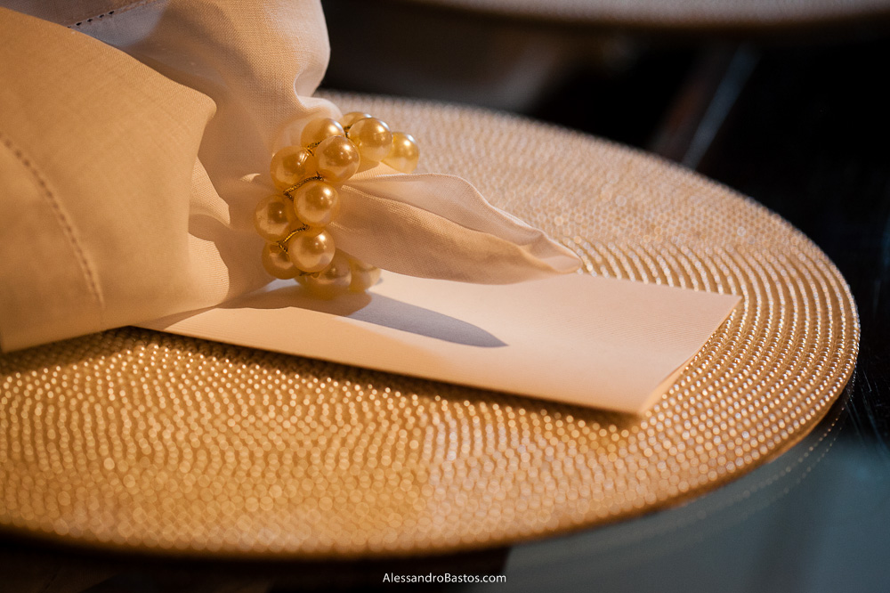 sousplat dourado na decoração nas fotos do casamento em bh no jardim canada eventos em belo horizonte e a festa para fotografia dos noivos no jardim canada eventos para o fotografo e guardanapos de perolas