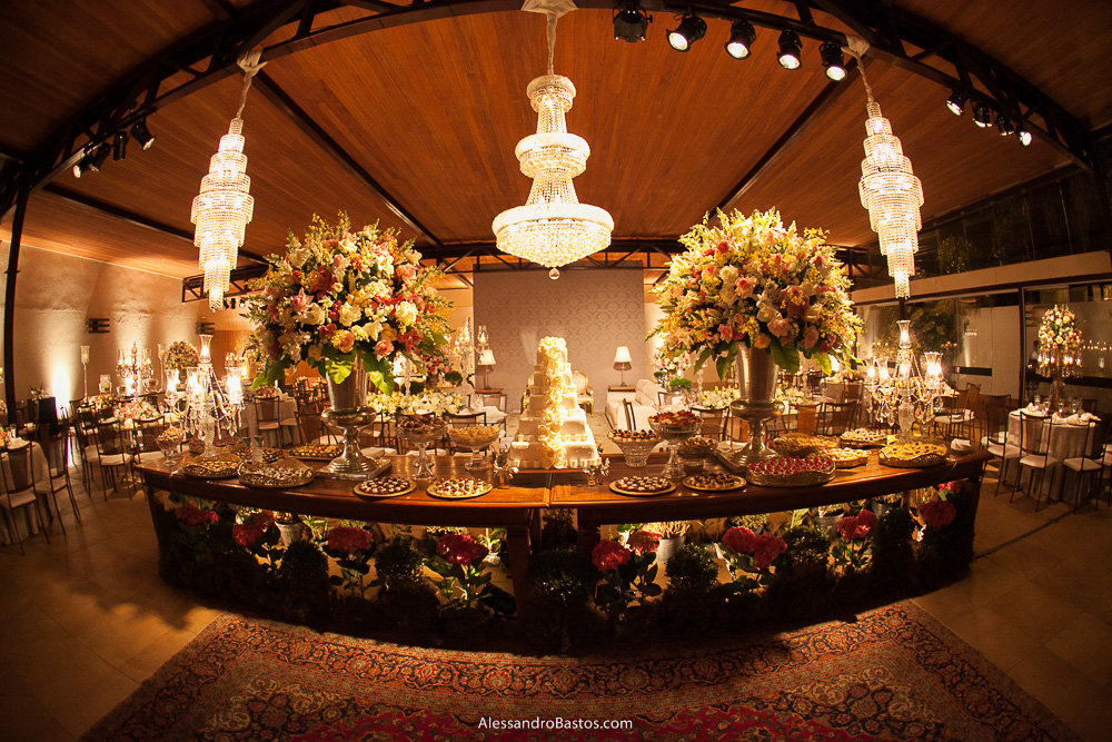 fantástica decoração da mesa do bolo nas fotos do casamento em bh no jardim canada eventos em belo horizonte e a festa para fotografia dos noivos no jardim canada eventos para o fotografo e ao alto dela temos lindos lustres