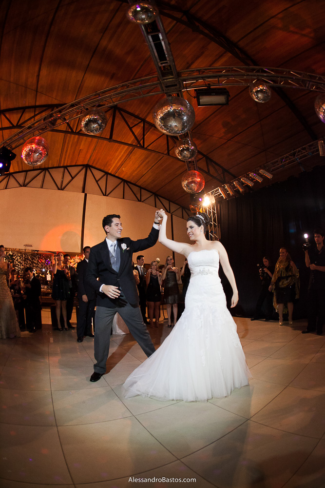 valsa nas fotos do casamento em bh no jardim canada eventos em belo horizonte e a festa para fotografia dos noivos no jardim canada eventos para o fotografo e os convidados sorrindo