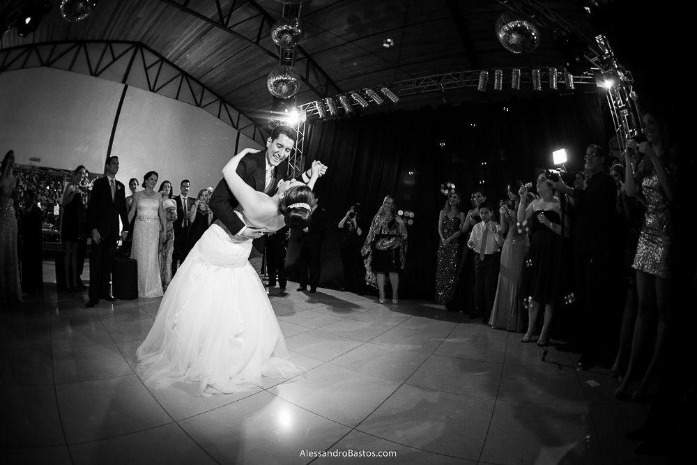 cena de filme na valsa nas fotos do casamento em bh no jardim canada eventos em belo horizonte e a festa para fotografia dos noivos no jardim canada eventos para o fotografo e o noivo joga ela pra trás