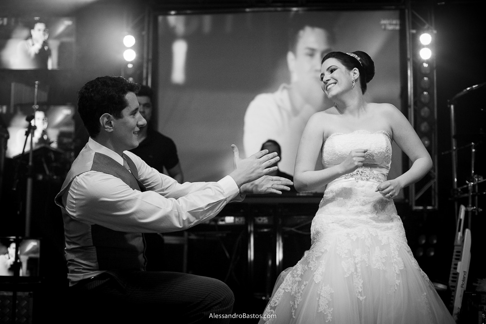 palmas para a noiva nas fotos do casamento em bh no jardim canada eventos em belo horizonte e a festa para fotografia dos noivos no jardim canada eventos para o fotografo e ela sambando