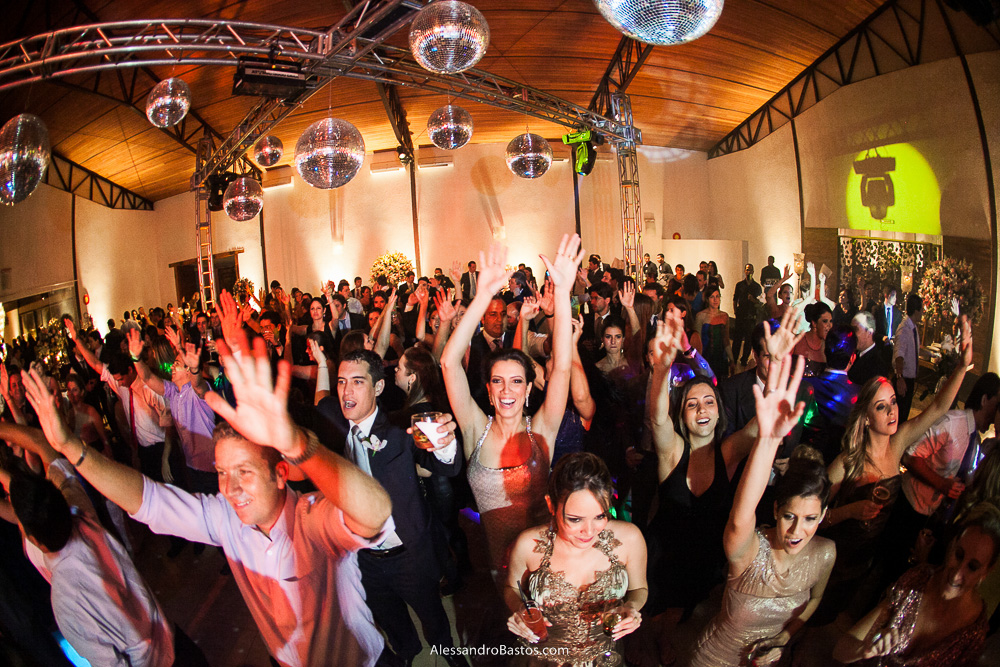 vão a loucura os convidados nas fotos do casamento em bh no jardim canada eventos em belo horizonte e a festa para fotografia dos noivos no jardim canada eventos para o fotografo e a pista de dança ferveu