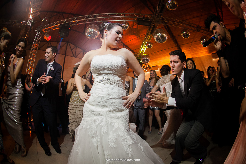 muito samba para os noivos nas fotos do casamento em bh no jardim canada eventos em belo horizonte e a festa para fotografia dos noivos no jardim canada eventos para o fotografo e ela bate palmas pra ela dançar muito o pagode