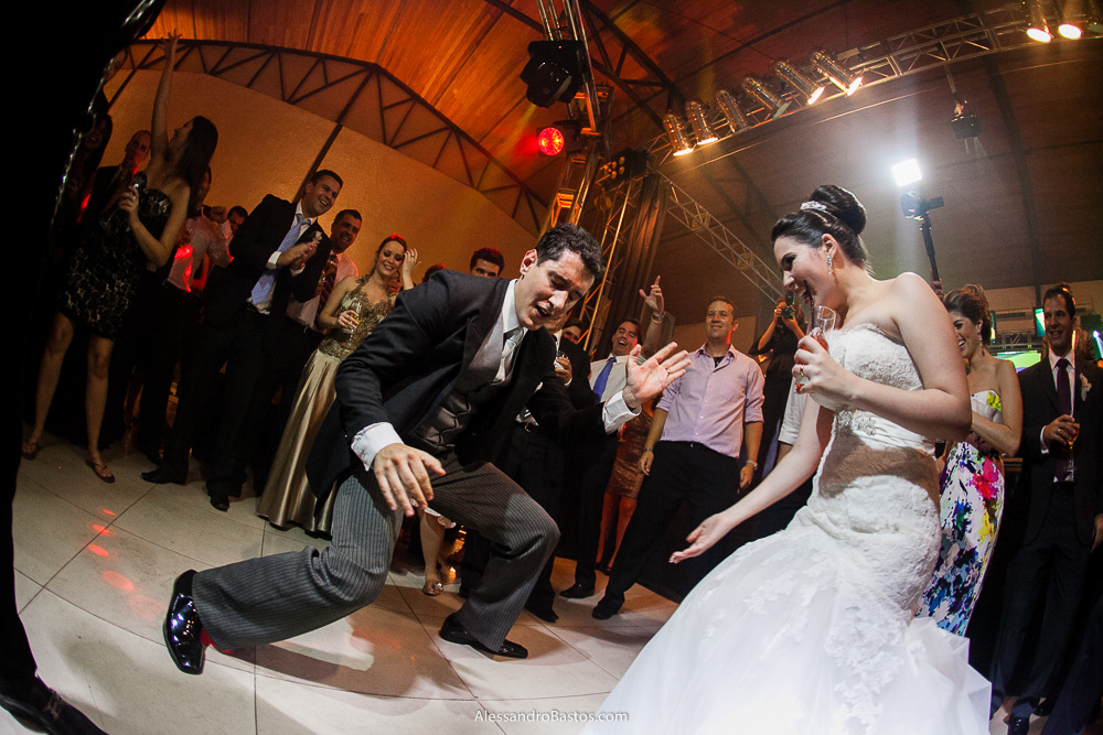 dancinha engraçada do noivo nas fotos do casamento em bh no jardim canada eventos em belo horizonte e a festa para fotografia dos noivos no jardim canada eventos para o fotografo e ela demais dele até o chão ao som da banda brilhantina