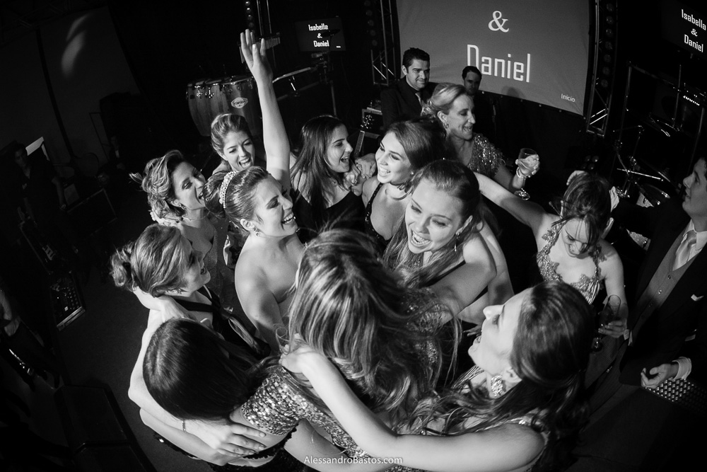 rodinha de amigas nas fotos do casamento em bh no jardim canada eventos em belo horizonte e a festa para fotografia dos noivos no jardim canada eventos para o fotografo e a noiva no meio