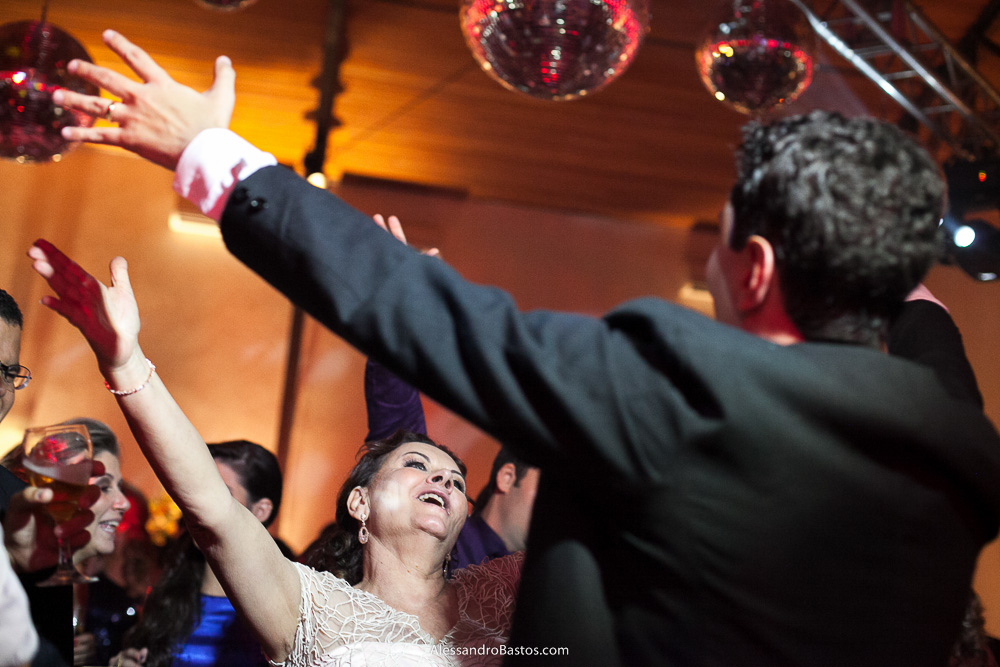 mãe do noivo e ele dançando nas fotos do casamento em bh no jardim canada eventos em belo horizonte e a festa para fotografia dos noivos no jardim canada eventos para o fotografo e os braços bem abertos