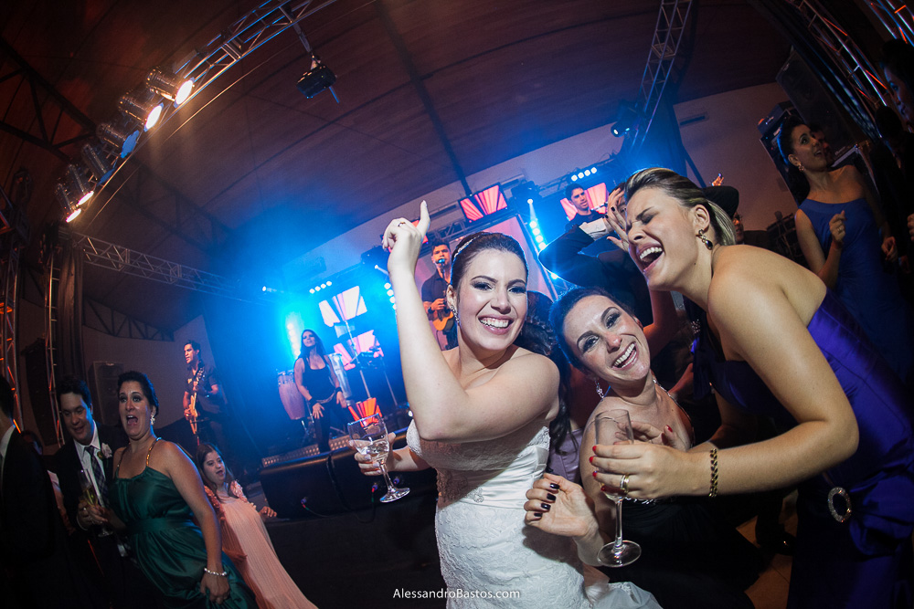 best friends da noiva na boate nas fotos do casamento em bh no jardim canada eventos em belo horizonte e a festa para fotografia dos noivos no jardim canada eventos para o fotografo e ela curtindo a festa pra valer