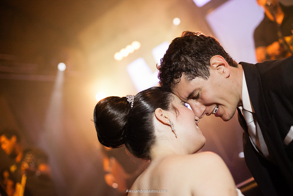 testa com testa estão os noivos nas fotos do casamento em bh no jardim canada eventos em belo horizonte e a festa para fotografia dos noivos no jardim canada eventos para o fotografo e de olhos bem fechados num momento de afeto