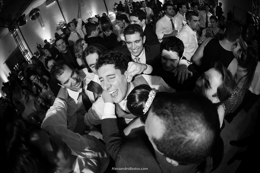 puxão de orelha do noivo nas fotos do casamento em bh no jardim canada eventos em belo horizonte e a festa para fotografia dos noivos no jardim canada eventos para o fotografo e isto na pista de dança do salão