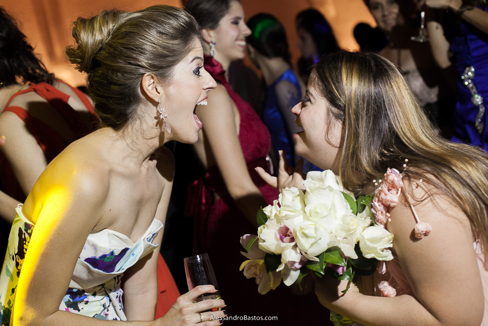 menina que ganhou o buquê comemora nas fotos do casamento em bh no jardim canada eventos em belo horizonte e a festa para fotografia dos noivos no jardim canada eventos para o fotografo e aparece uma gargalhada de felicidade extrema