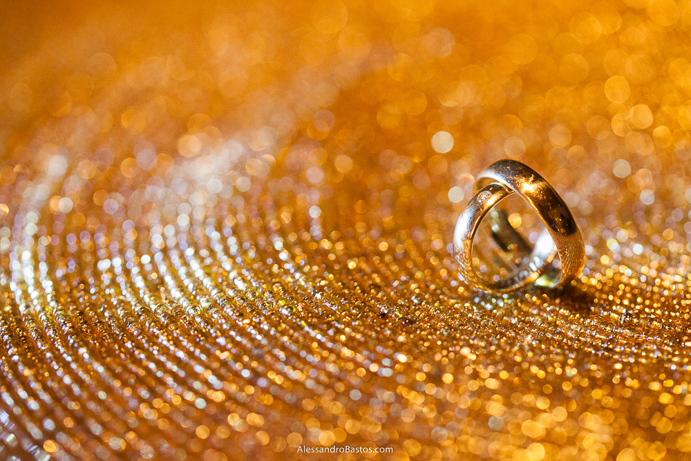 alianças dos noivos nas fotos do casamento em bh no jardim canada eventos em belo horizonte e a festa para fotografia dos noivos no jardim canada eventos para o fotografo e foram feitas em cima de um dourado sousplat