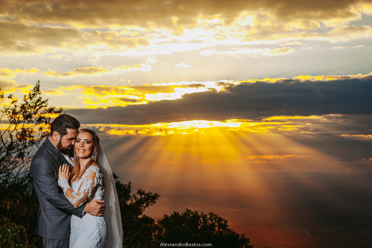 maravilhoso por-do-sol fotografo casamento bh fotografia belo horizonte pos-wedding poswed com os noivos em primeiro plano
