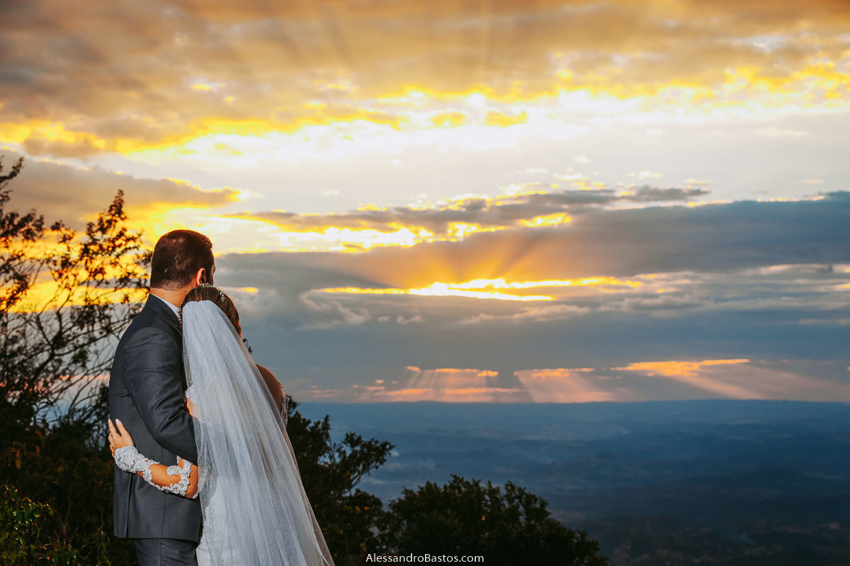 observam o sol se pondo os noivos fotografo casamento bh fotografia belo horizonte pos-wedding poswed uma cor linda na foto panorâmica