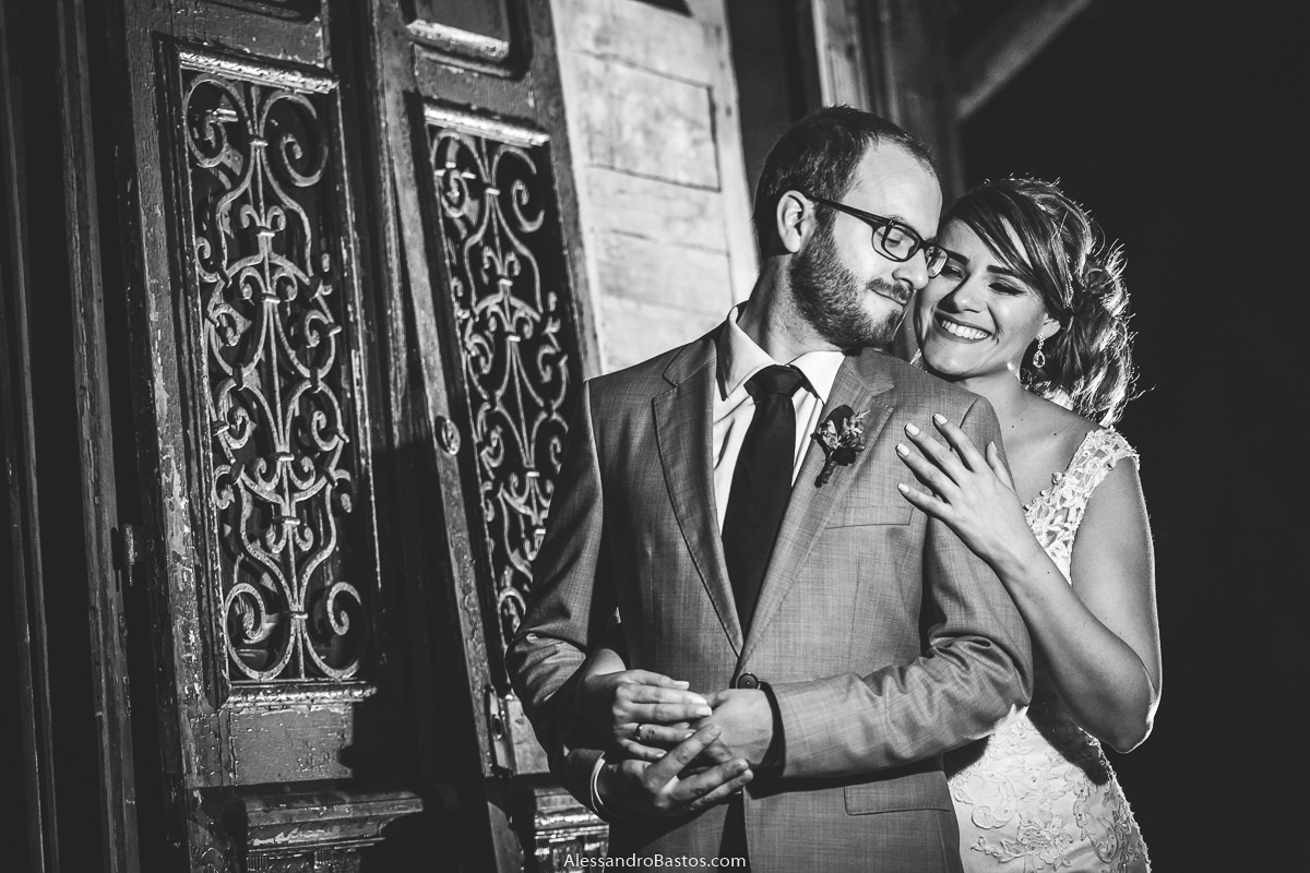 noivo recebe um carinho da noiva fotografo casamento bh fotos noivos poswed fotografia pos-wedding belo horizonte macacos e no fundo se avista uma janela de aço