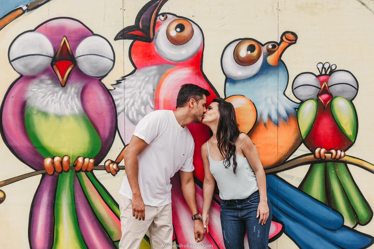 mural de grafites na praça da liberdade vira local para fotos fotografo casamento bh pre-wedding fotografia ensaio casal noivos belo horizonte foto noiva com pássaros cantando