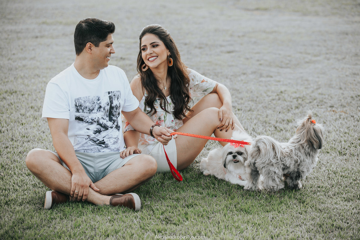 noivo e nova sentados em fotos do pré-wedding no solar do engenho mas o casamento será em bh e ela sorri muito