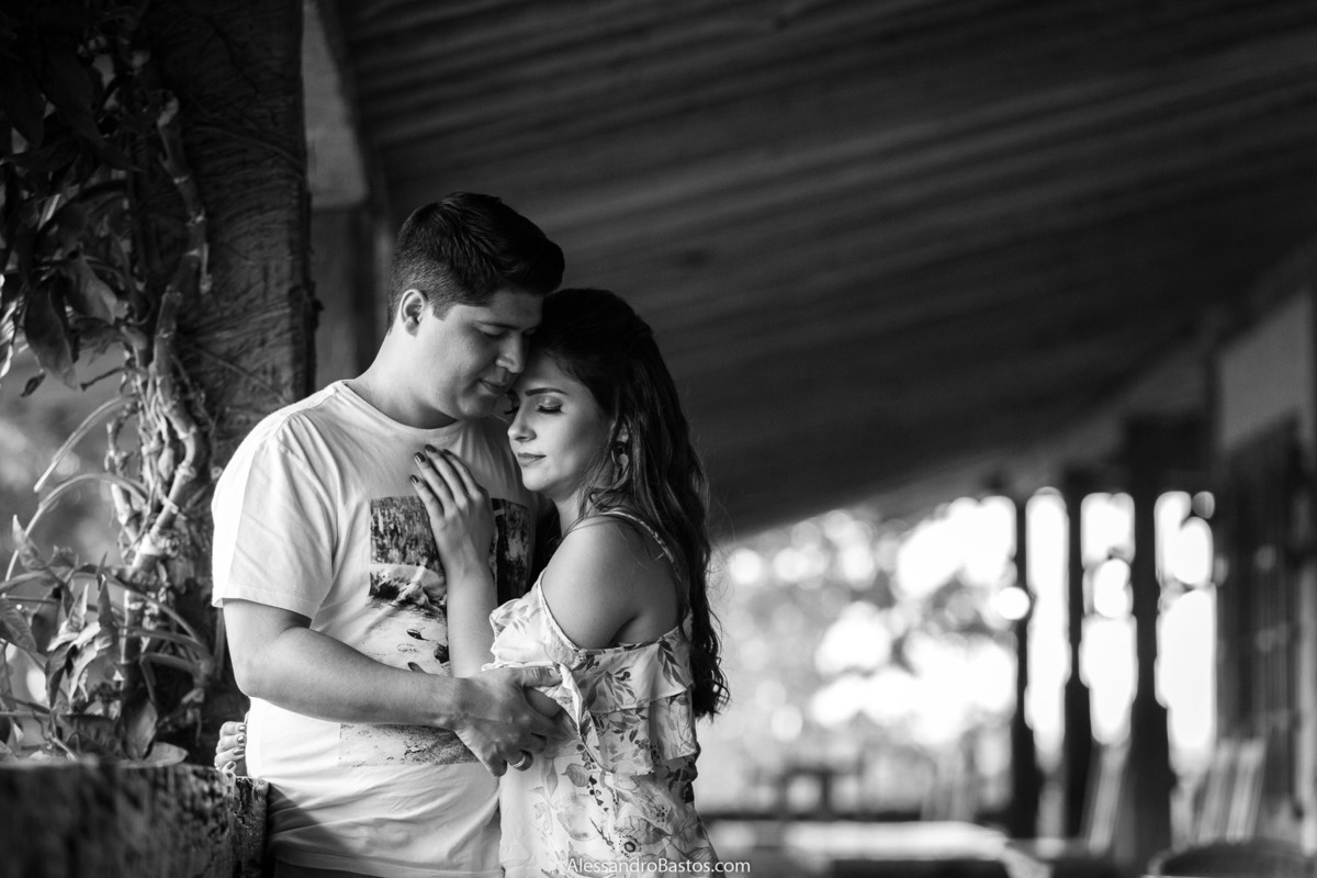 um abraço bem gostoso os noivos dão na varanda da fazenda solar do engenho para fotos de pré-wedding no solar do engenho e eles de olhos fechados
