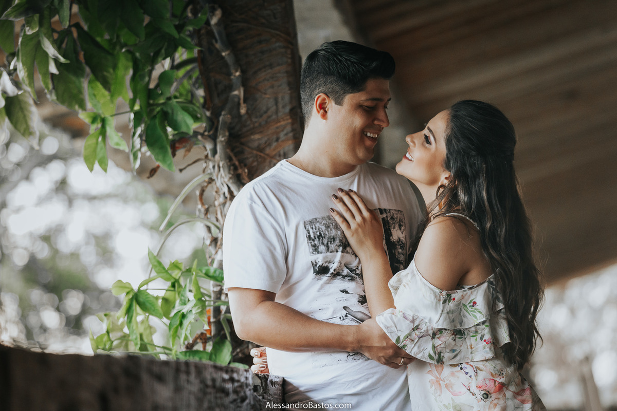 cruzando os olhos os noivos estão sorrindo em fotos pré-wedding na fazenda solar do engenho para o casamento em bh que está chegando no final do ano
