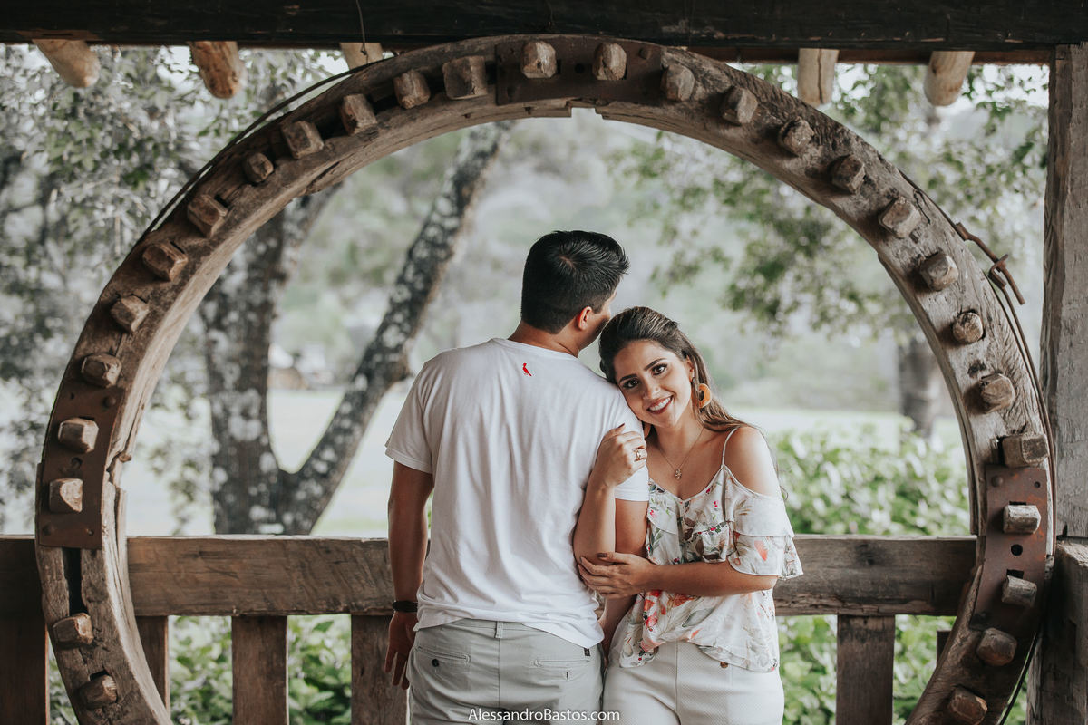 roda de engenho serve de ambiente para uma foto linda dos noivos durante sessão de pré-wedding na fazenda solar do engenho sendo que o casamento será em bh e ela tem um olhar sutil