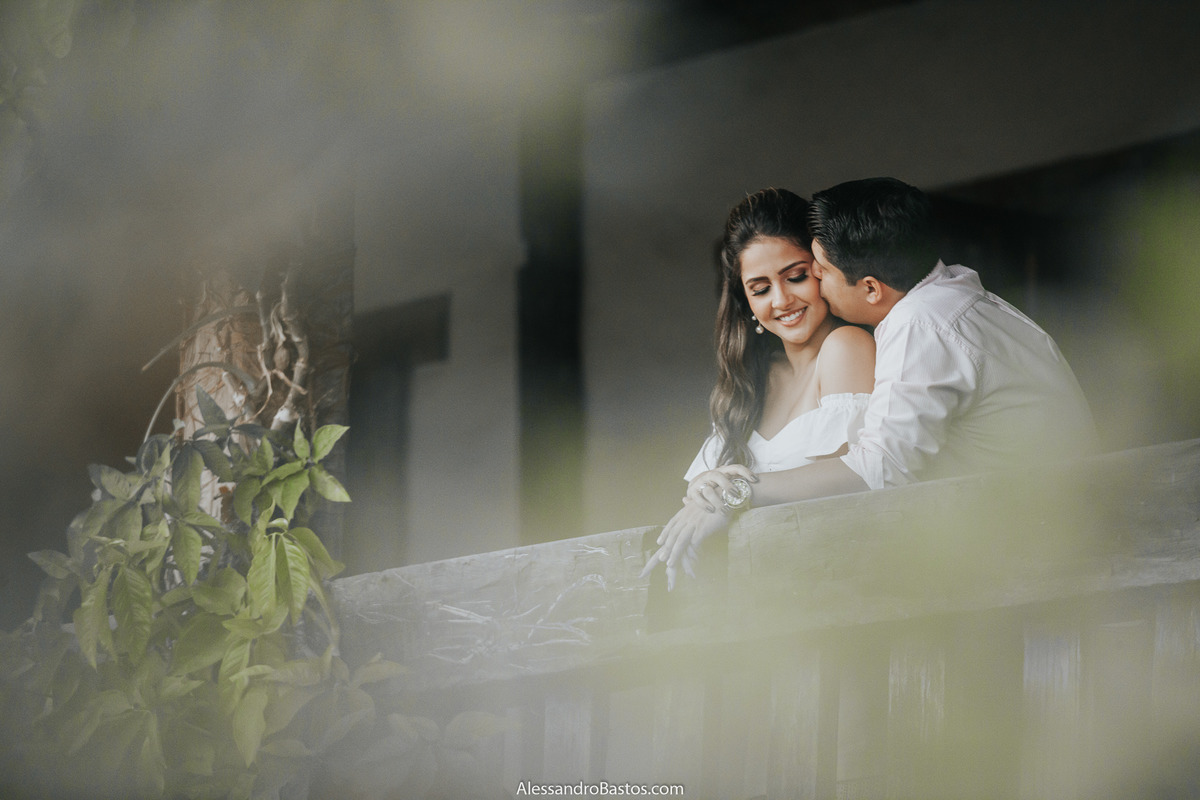 varanda da fazenda solar do engenho serve de cenário para os noivos durante sessão de fotos pré-wedding para casamento em bh no início da primavera