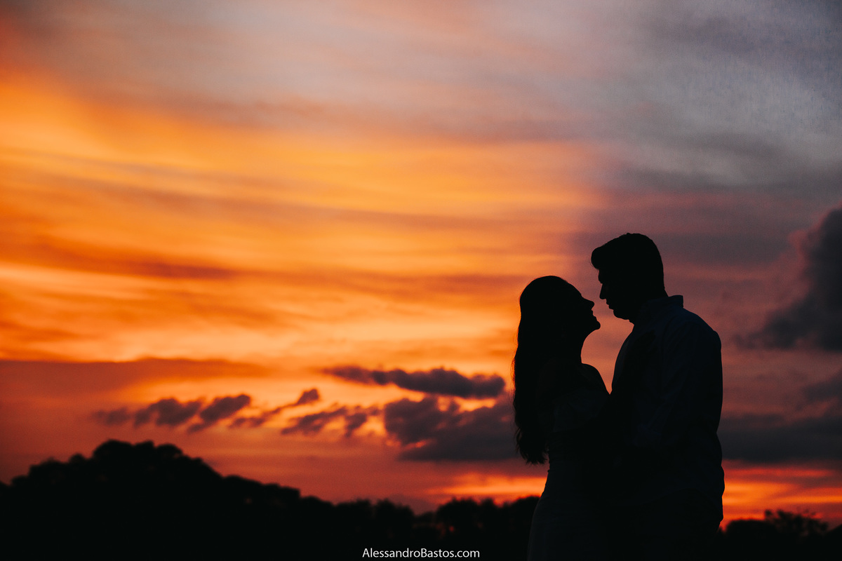 contra luz em um por-do-sol maravilhoso durante pré-wedding dos noivos para casamento em bh e foi feito na fazenda solar do engenho sete lagoas com o céu bem vermelho