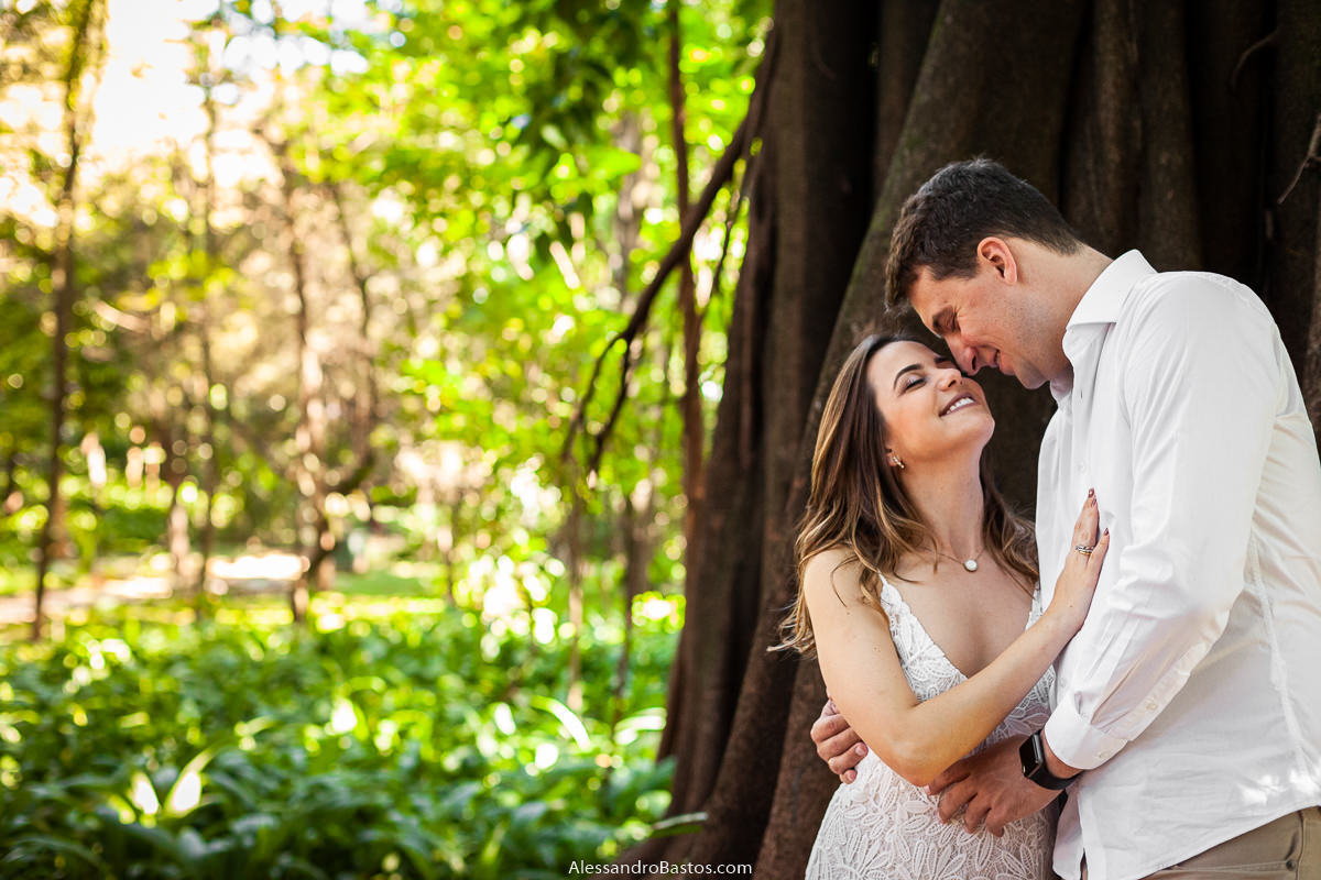 carinho gostoso nas fotos de noivos para casamento em bh fotografo e eles sorrindo muito