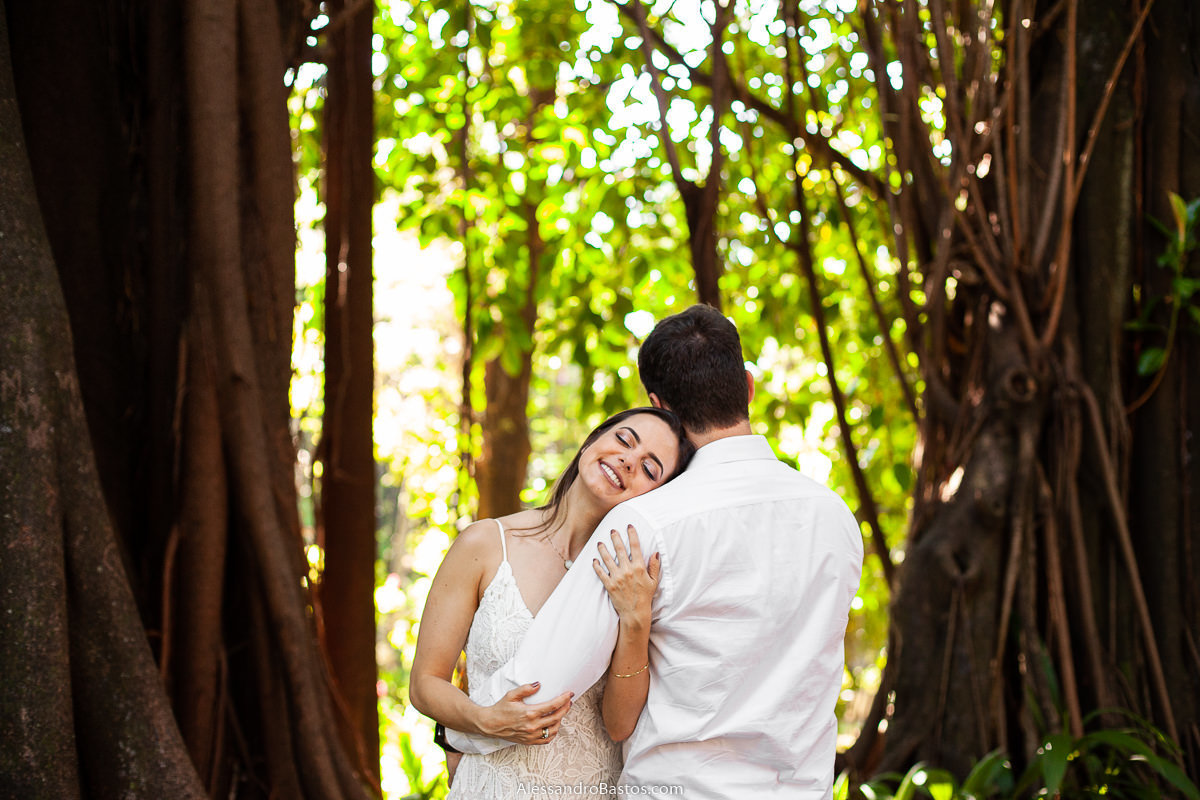 noiva encostou no ombro do fotos de noivo para casamento em bh fotografo e ele olha para o horizonte