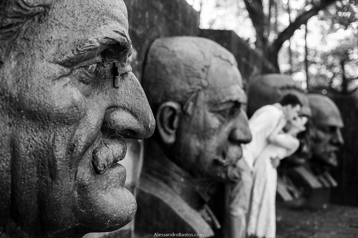 beijando nas fotos de noivos para casamento em bh fotografo com eles entre as estátuas