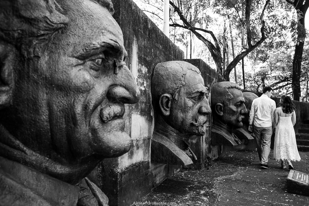 lá se vão os noivos caminhando nas fotos de noivos para casamento em bh fotografo com as estátuas de fundo