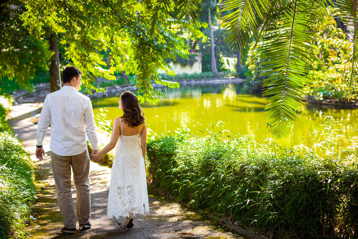 caminhando juntos nas fotos de noivos para casamento em bh fotografo e ao fundo o lago