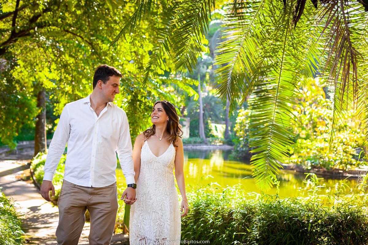 bem felizes nas fotos de noivos para casamento em bh fotografo com o lago ao fundo