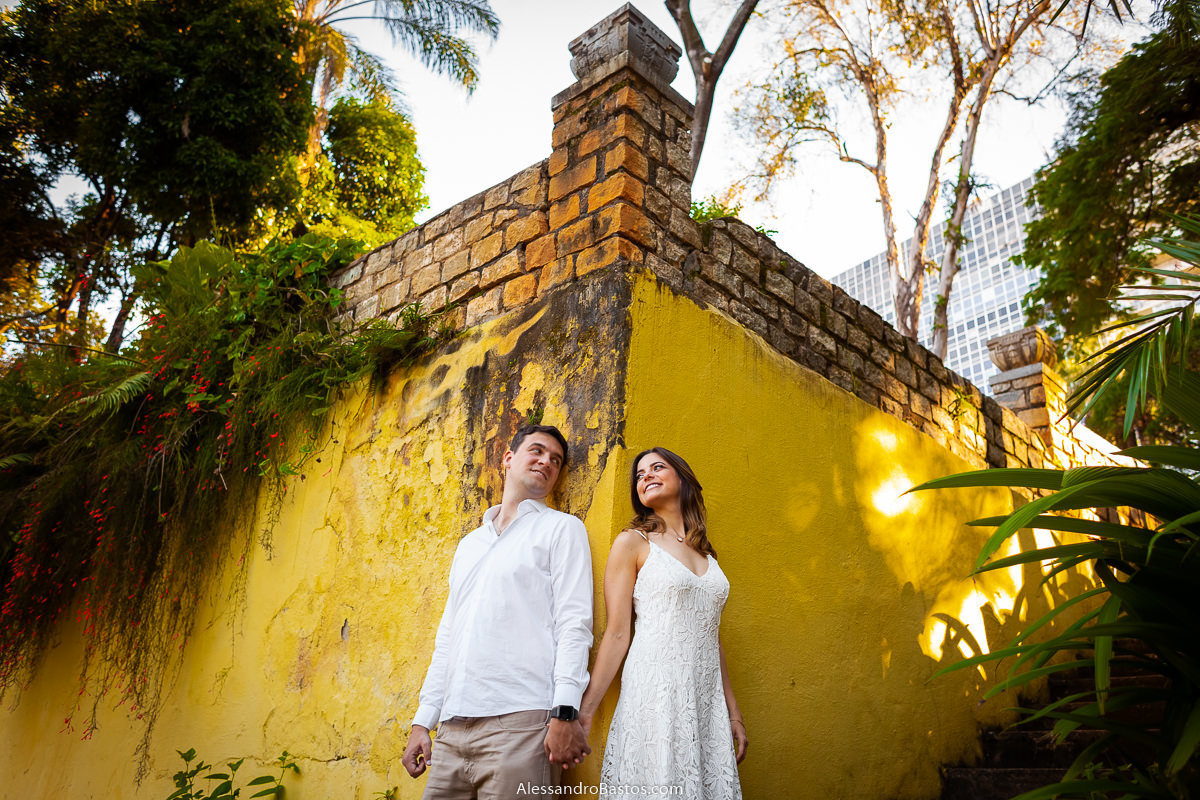tentando se olhar nas fotos de noivos para casamento em bh fotografo e eles com as mãos dadas