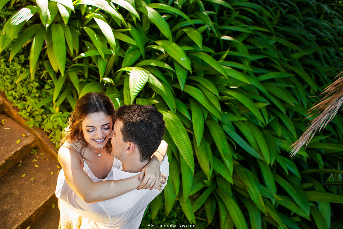 bem verdinha a vegetação do parque municipal nas fotos de noivos para casamento em bh fotografo