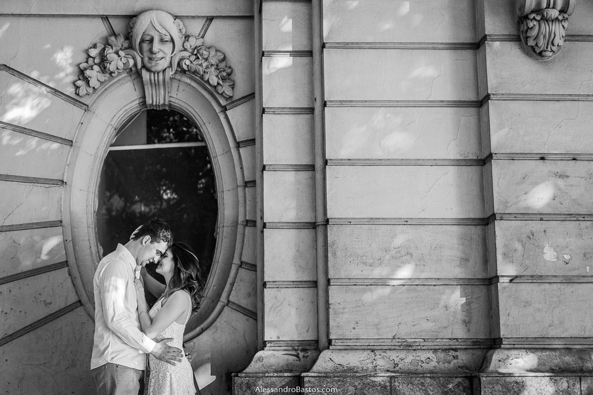 automóvel clube nas fotos de noivos para casamento em bh fotografo serviu de fundo uma das janelas