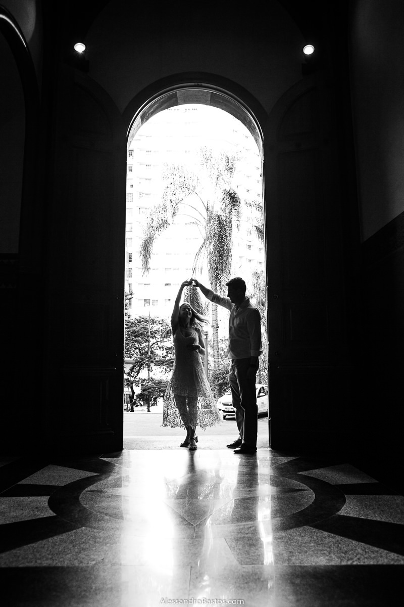 girando a noiva nas fotos de noivos para casamento em bh fotografo na porta da igreja