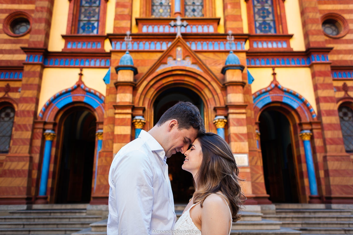 portas da igreja são josé nas fotos de noivos para casamento em bh fotografo servem de cenário