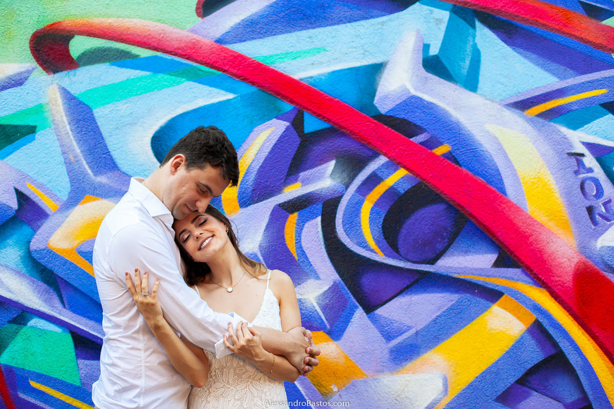 pensa num grafite lindo nas fotos de noivos para casamento em bh fotografo com cores em tom azul