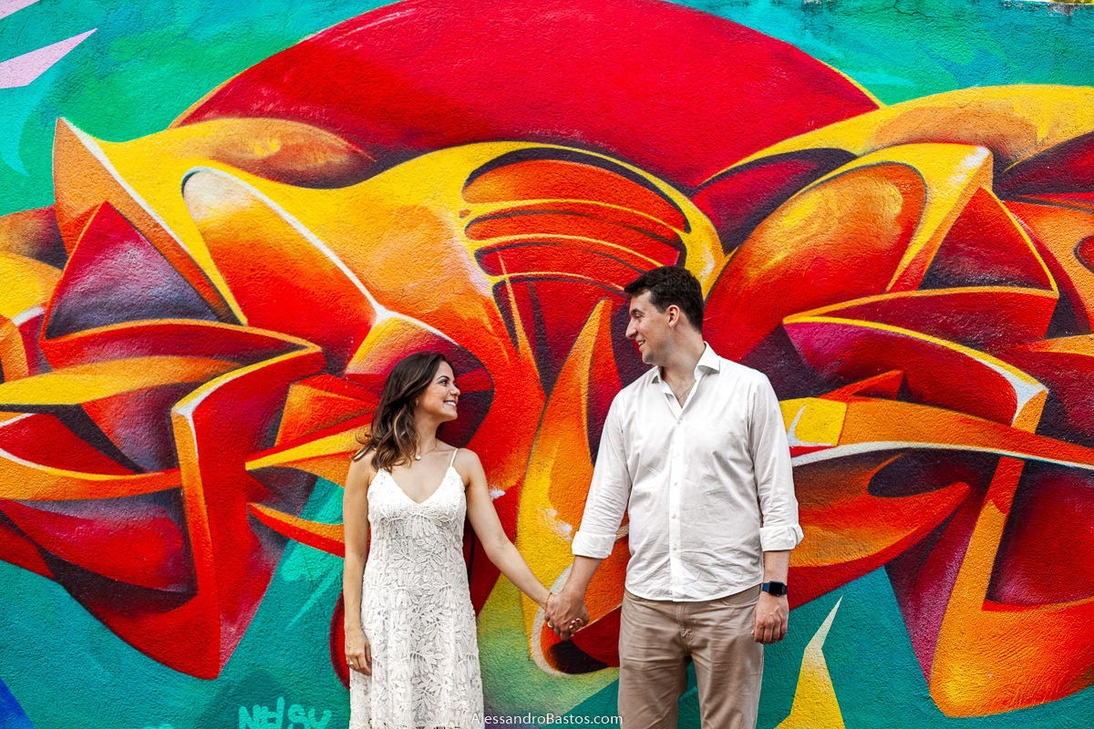 grafite maravilhoso nas fotos de noivos para casamento em bh fotografo com cores bem vermelhas