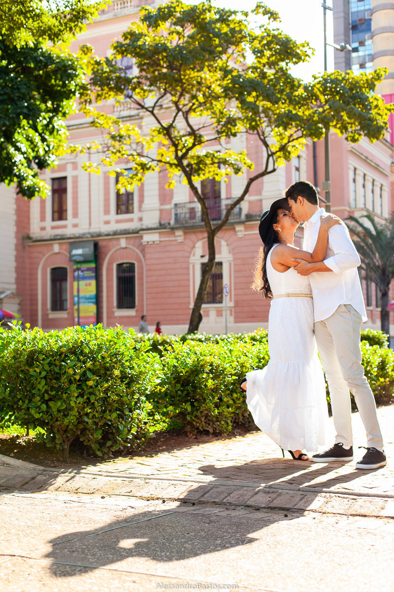 beijão nas fotos para o fotografo de noivos para casamento em belo horizonte e a noiva levanta o pezinho
