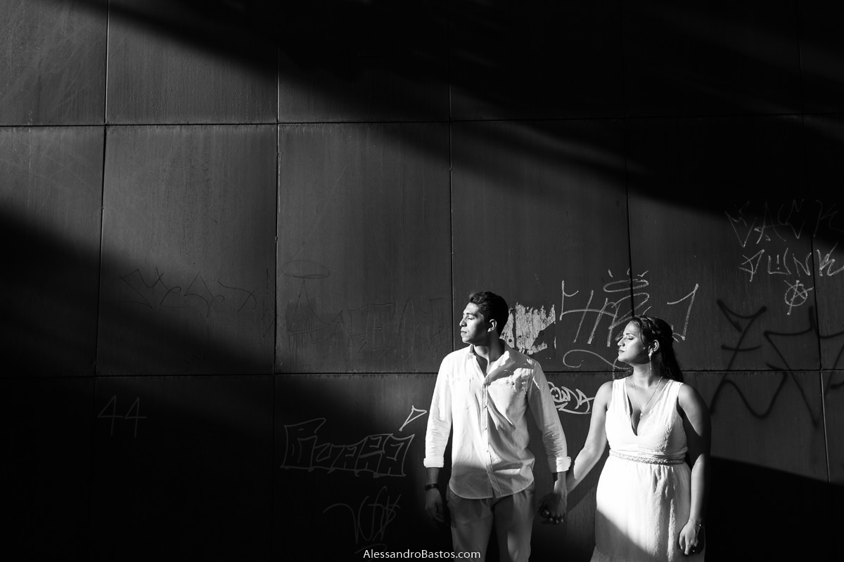 raio de luz em uma parede nas fotos para o fotografo de noivos para casamento em belo horizonte e a foto em preto e branco
