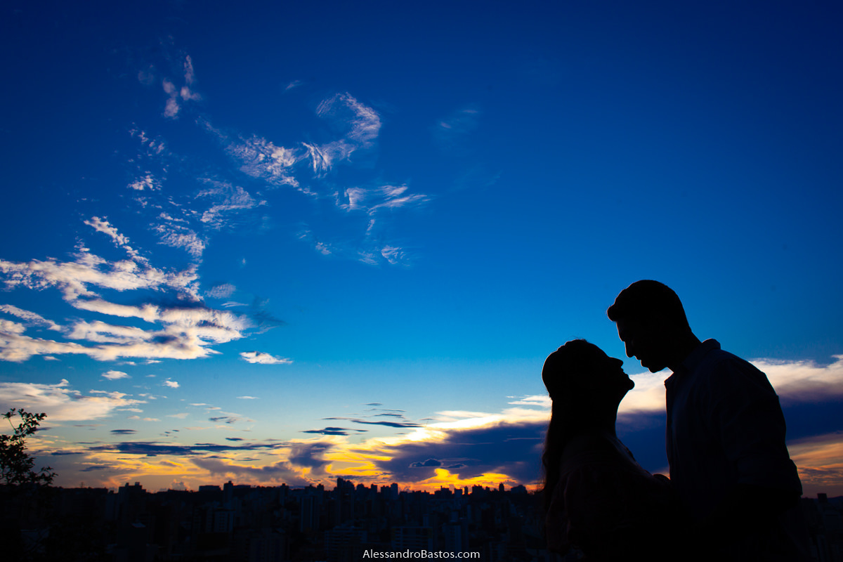 pôr-do-sol maravilhoso serve de cenário nas fotos para o fotografo de noivos para casamento em belo horizonte no parque amilcar martins vianna