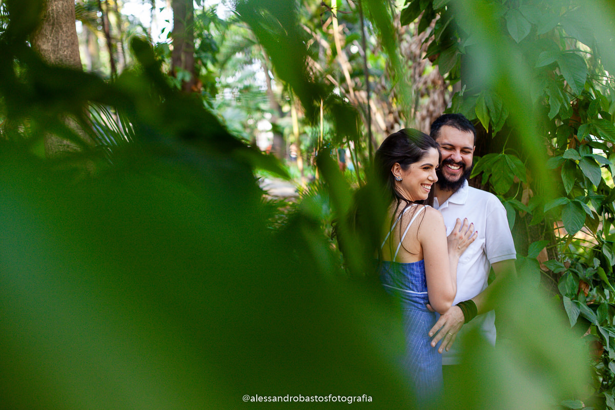 vegetação do parque municipal nas fotos e fotografo de noivos em belo horizonte para casamento no pré-wedding e pré-casamento e a noiva com um vestido lindo