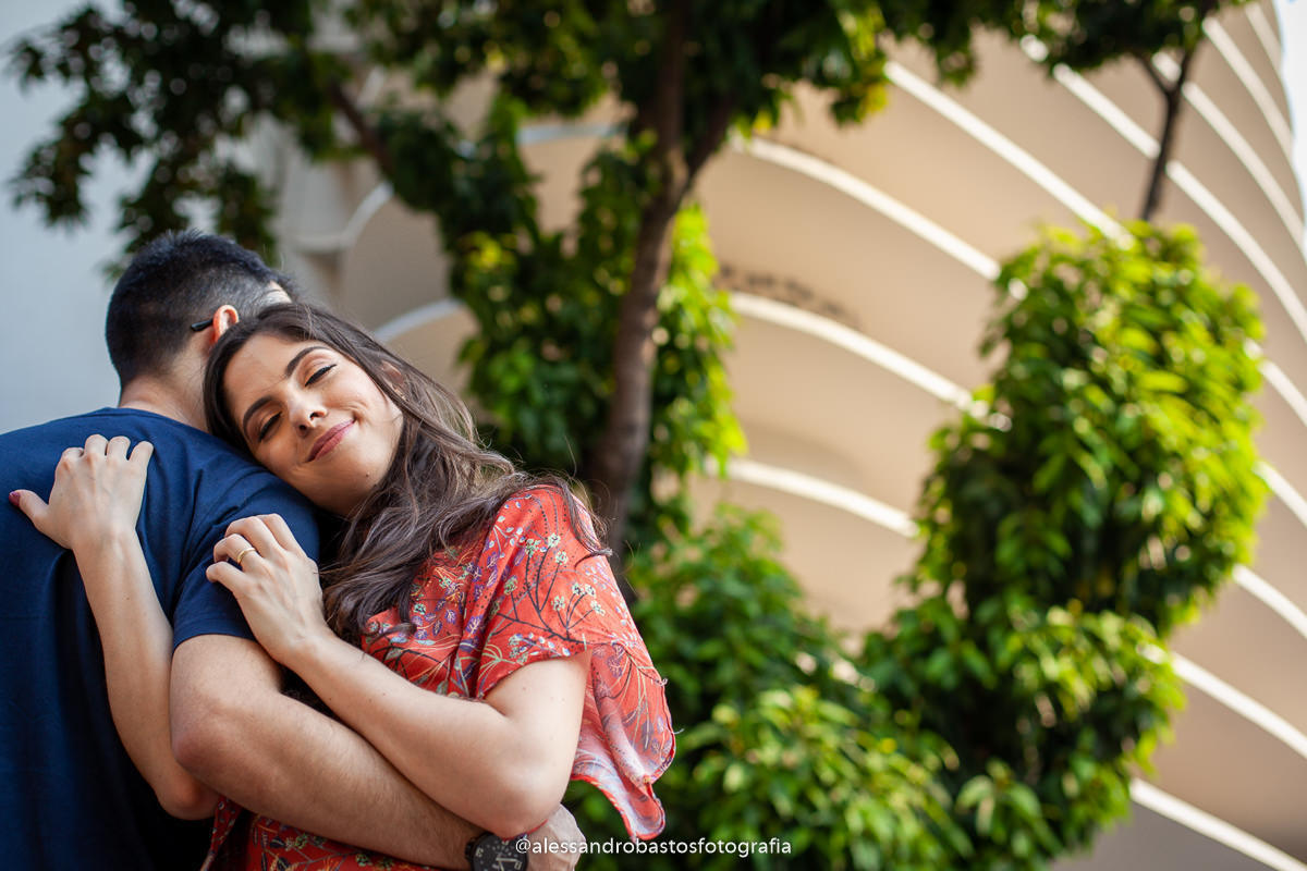 rosto coladinho no noivo nas fotos e fotografo de noivos em belo horizonte para casamento no pré-wedding e pré-casamento e ao fundo o prédio do JK